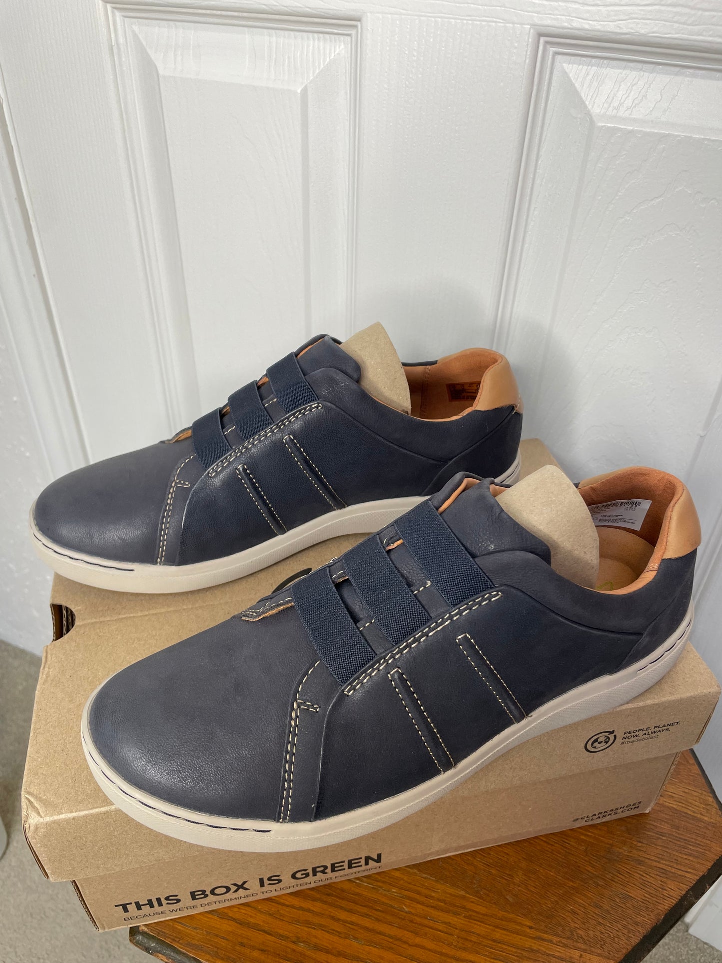 Clarks | Women’s Nalle Ease Navy Leather Sneaker {Size 11 WIDE}