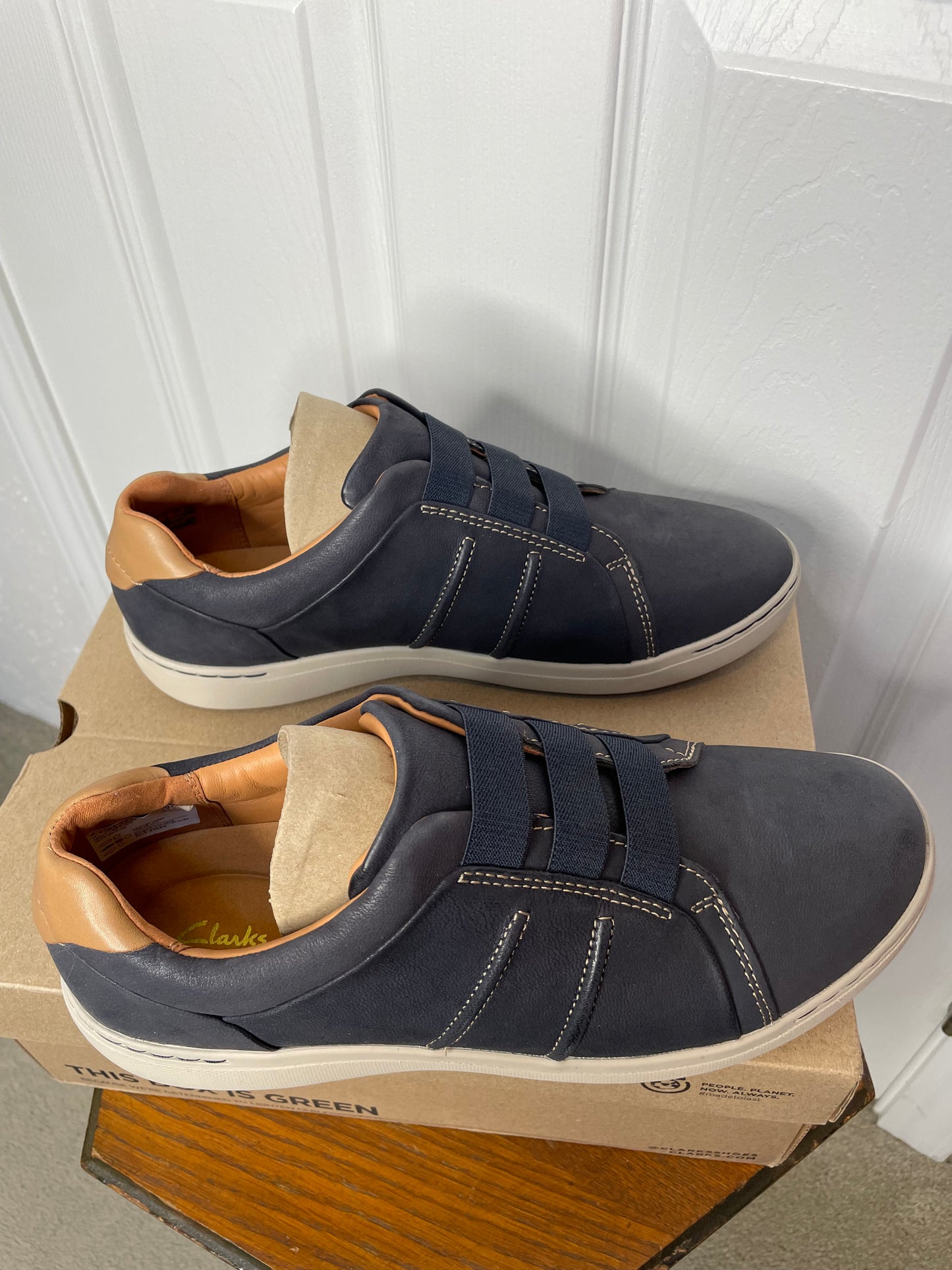 Clarks | Women’s Nalle Ease Navy Leather Sneaker {Size 11 WIDE}