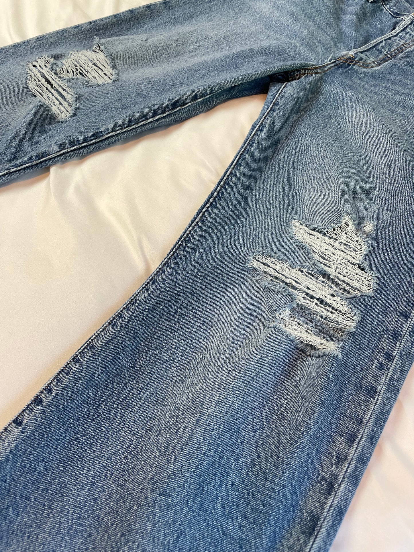 Levi’s Women’s Distressed Ribcage Straight Ankle Jeans {Size 28}