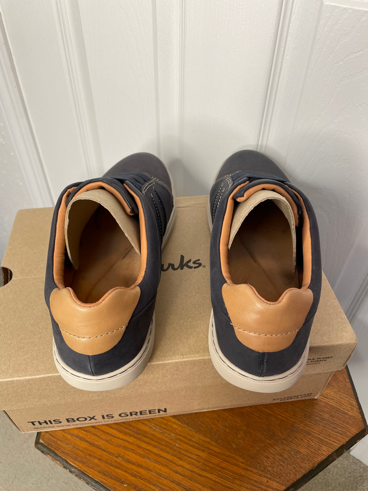 Clarks | Women’s Nalle Ease Navy Leather Sneaker {Size 11 WIDE}